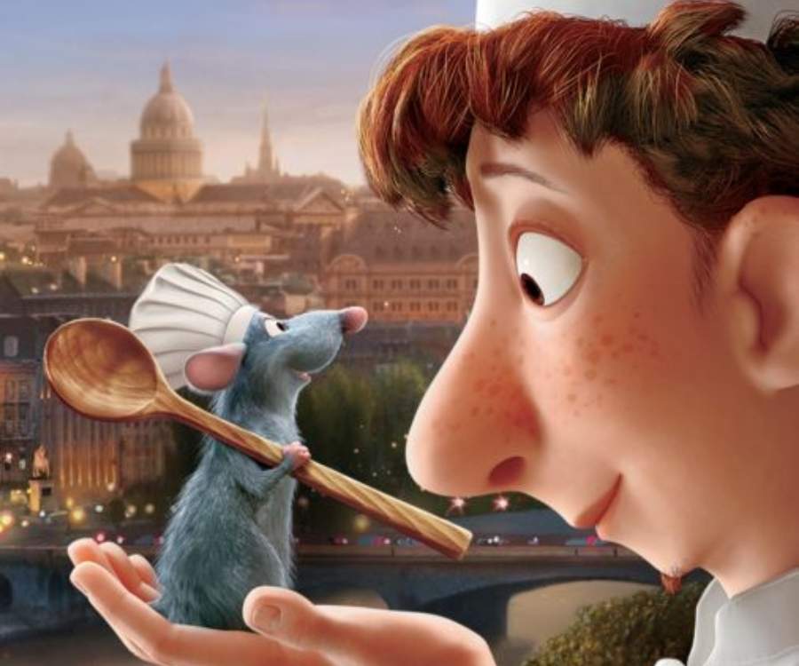 Desenho animado do filme Ratatouille. Remy, o ratinho, está segurando uma colher e nas mãos do Linguini. No fundo, a cidade de Paris.