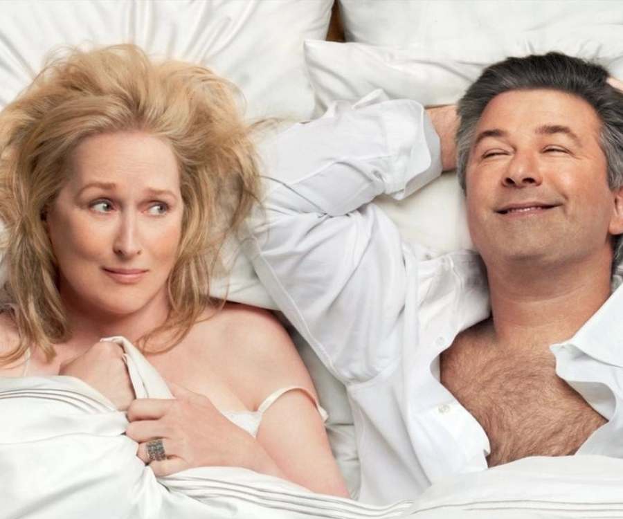 Atriz Meryl Streep e Alec Baldwin do filme "Simplesmente Complicado" deitados em cama de casal.