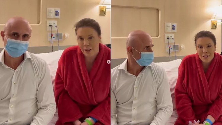 Simony sentada num leito hospitalar de roupão vermelho, ao lado de seu médico