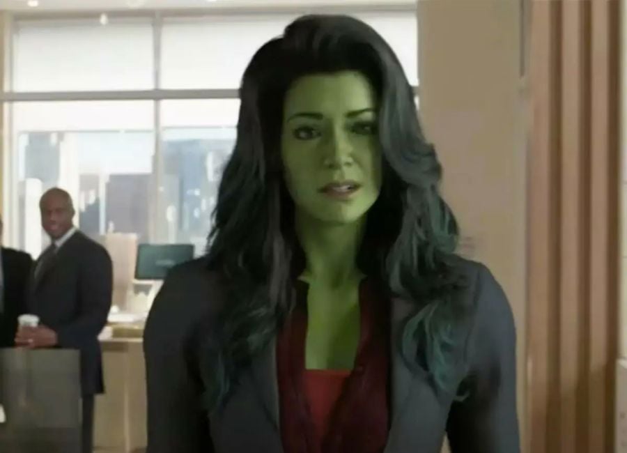 A atriz caracterizada como Jennifer Walters, verde e com o cabelo preto