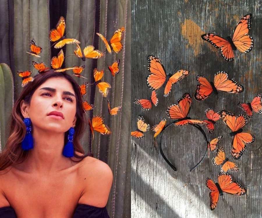 Montagem duas fotos: em uma, mulher usando tiara de borboletas. Na outra, uma tiara de borboletas.