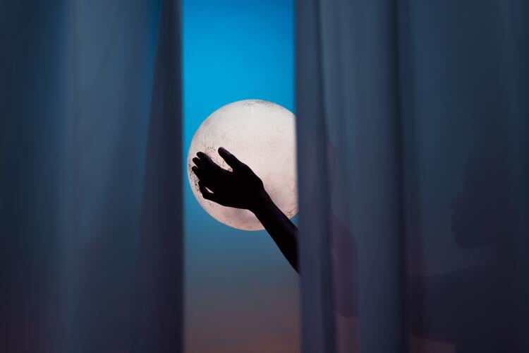 lua cheia no céu com uma mulher "segurando" ela através de uma janela