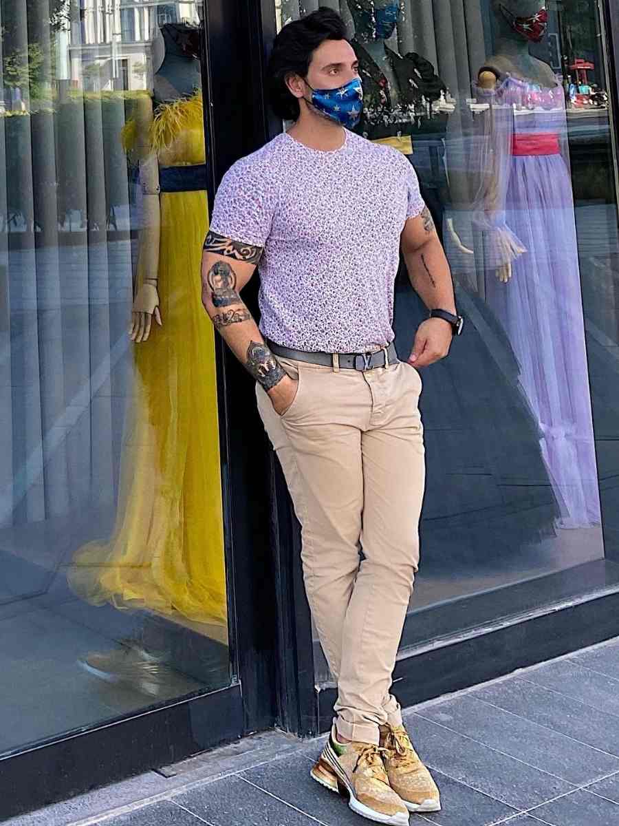 Vincenzo Visciglia de pé em frente a vitrine de uma de suas lojas AVVAA em Dubai.