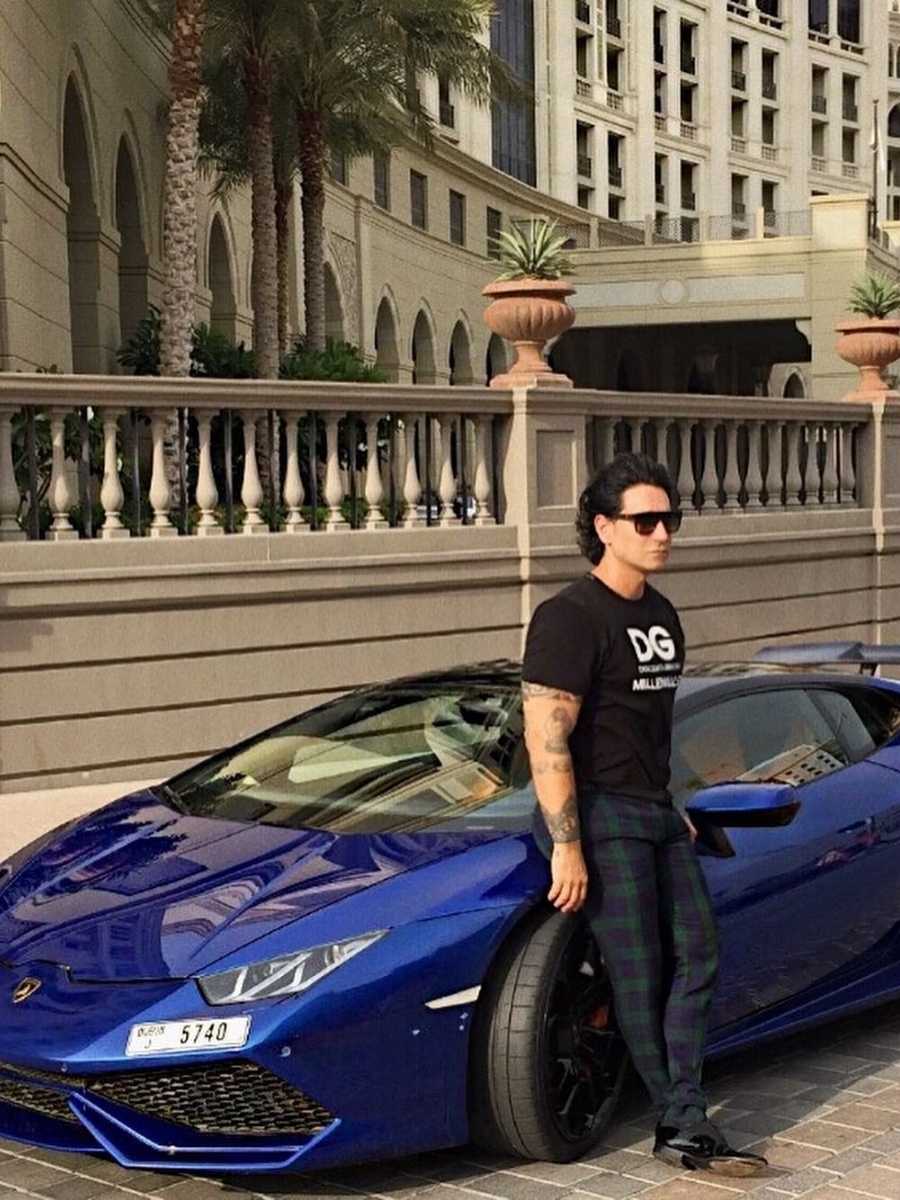 Vincenzo Visciglia posando ao lado de Lamborghini Hurricane de frente ao Palazzo Versace Dubai.