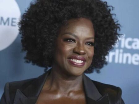 A atriz Viola Davis sorrindo para a câmera