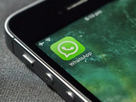 Celular ligado com ícone do WhatsApp.