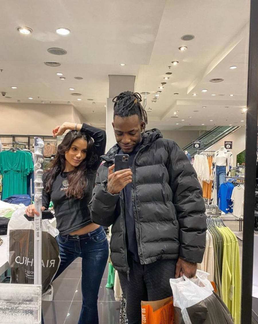 Foto de Pelé Milflows com sua esposa em um shopping