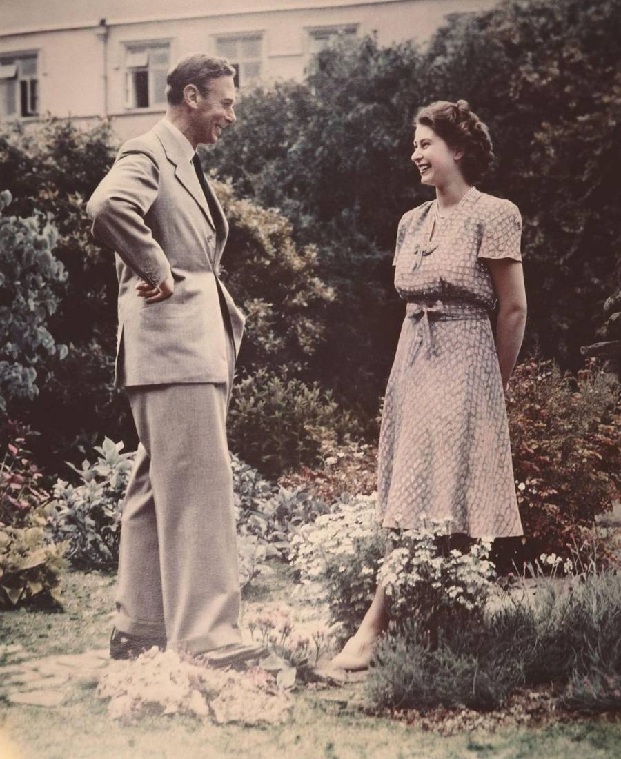 Elizabeth com seu pai em 1946. Ela usa vestido leve com estampa de poá e laço na cintura