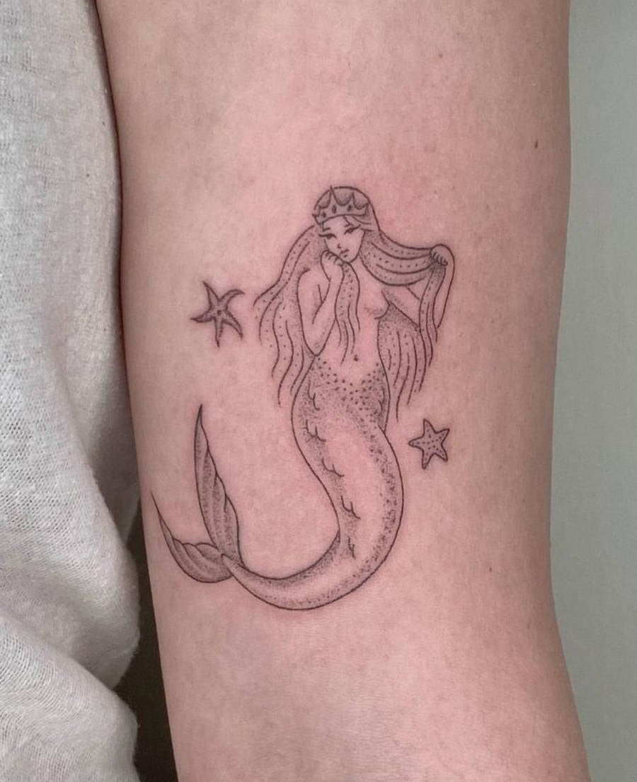 Foto de tatuagem de sereia feminina delicada