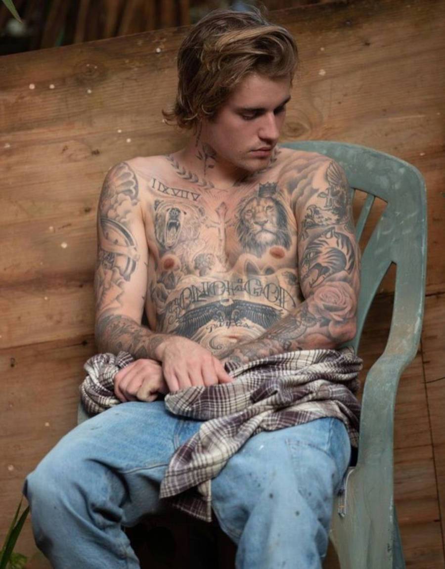 Foto de Justin Bieber para vogue, com suas tatuagens em evidencia 