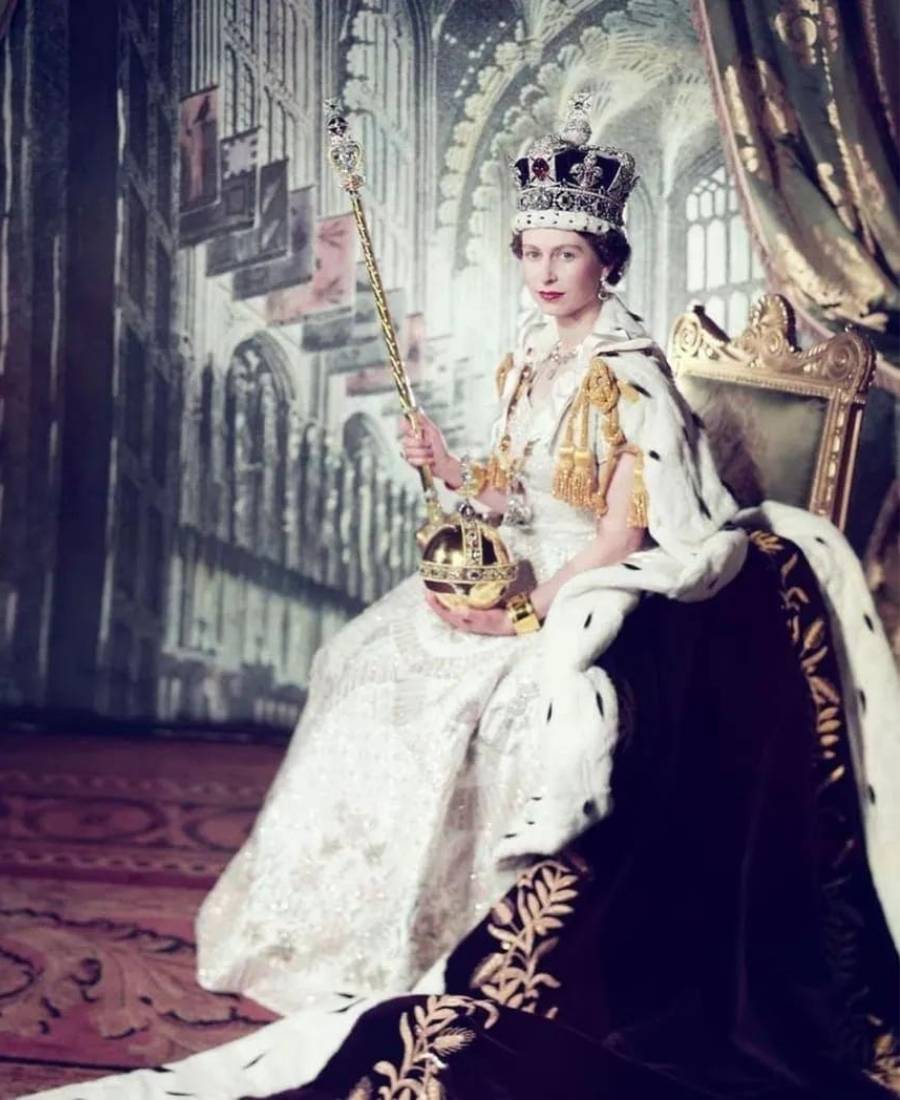 foto da rainha Elizabeth com vestido de cetim em sua coroação