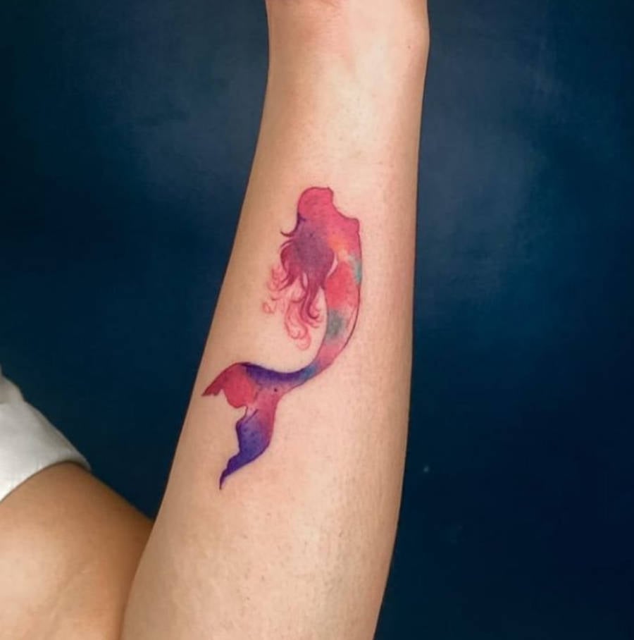 Foto de tatuagem colorida de ariel no braço