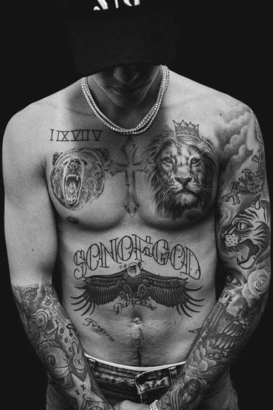 Foto do torço de Justin Bieber com destaque na sua tatuagem de Águia
