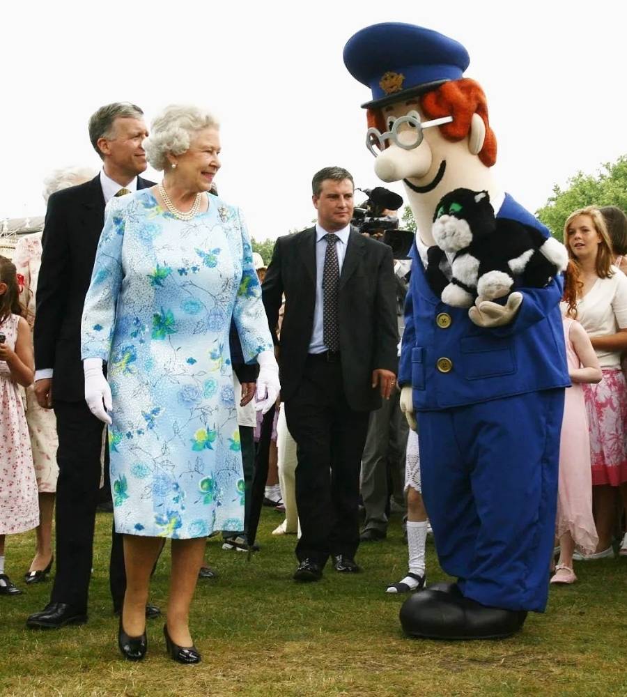 foto da Rainha Elizabeth em 2006, em seu aniversário de 80 anos, usando vestido florido