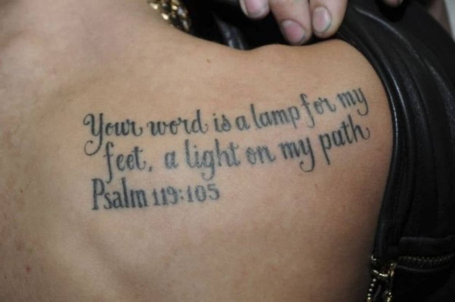 Foto da tatuagem de Justin Bieber com a passagem bíblica Salmos 119:105 