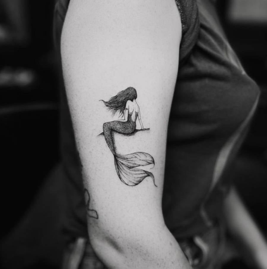 Foto preto e branca de tatuagem de sereia tumblr