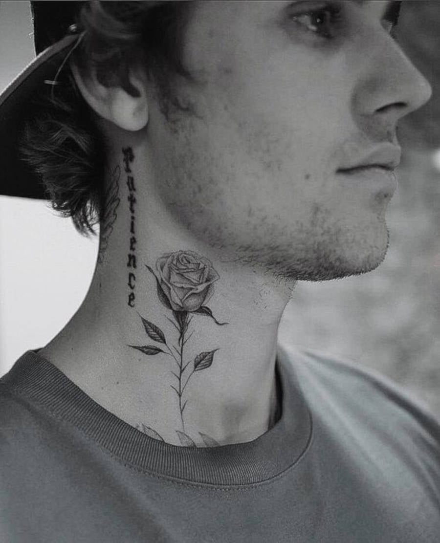 Foto do pescoço de Justin Bieber com a rosa 