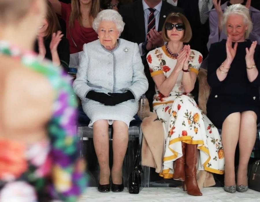 Rainha Elizabeth II e Anna Wintour na primeira fila da London Fashion Week em 2018