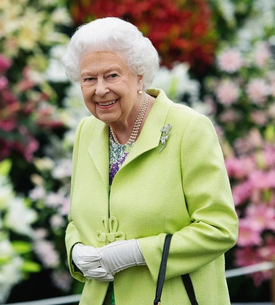 monarca britânica usando blazer verde-limão sobre vestido florido em 2019