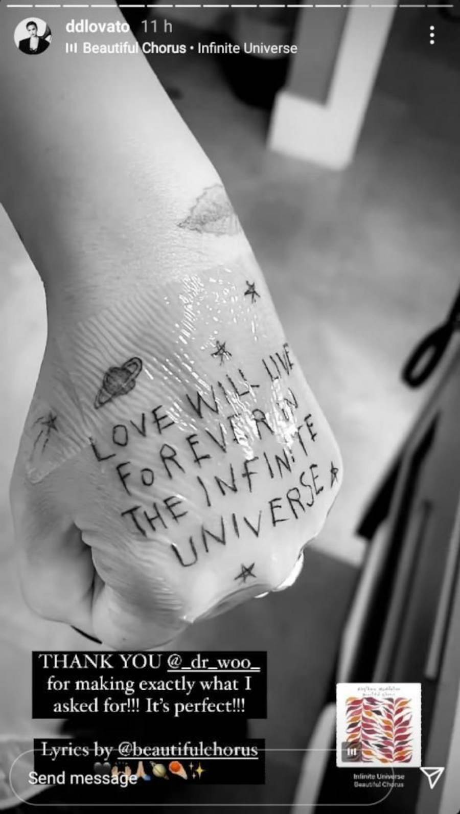 Foto da nova tatuagem de Demi Lovato na mão