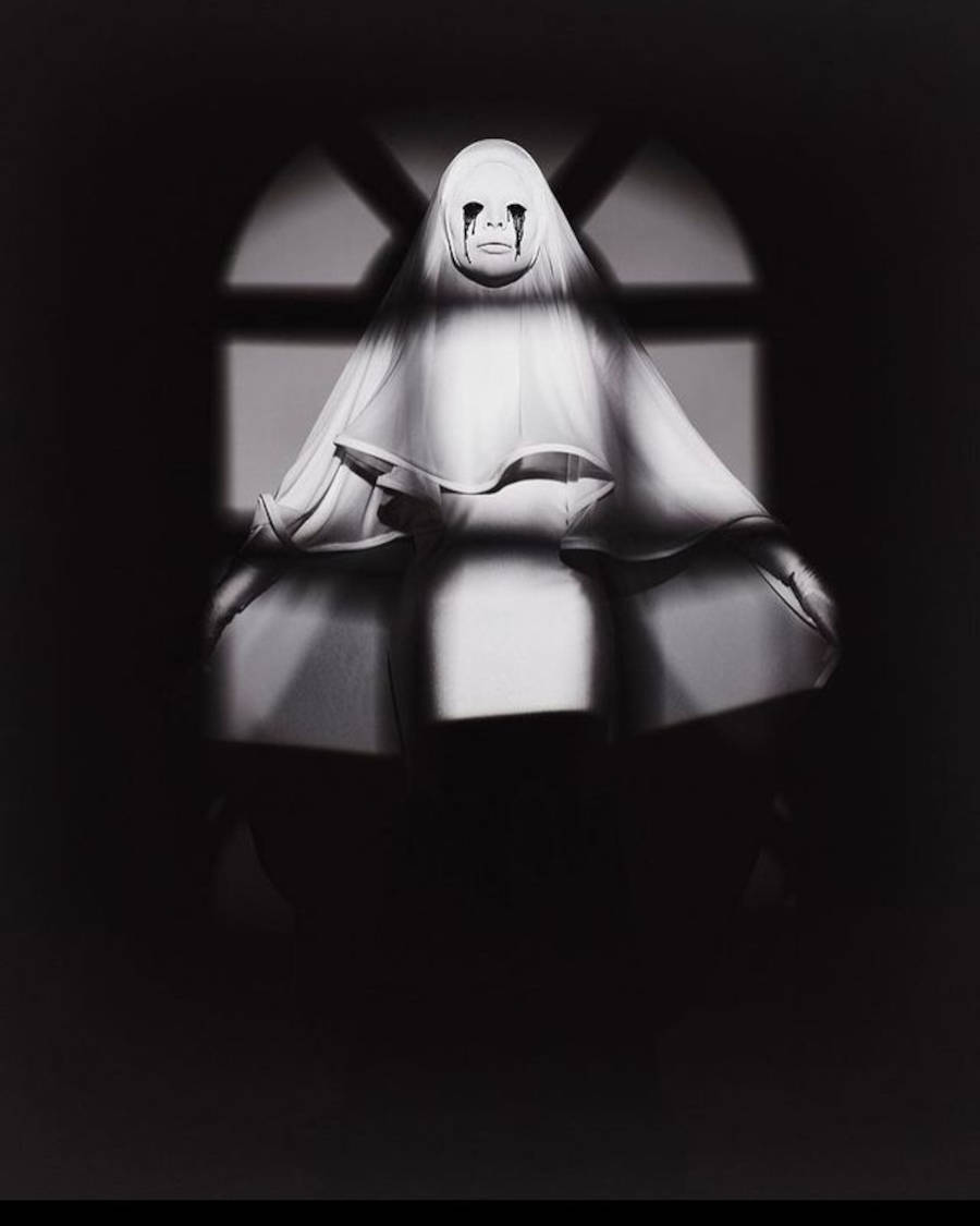 Foto escura de Gkay reproduzindo momentos da série American Horror Story