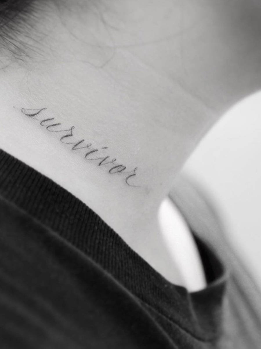 Foto em preto e branco do pescoço de Demi Lovato com a tatuagem "survivor"