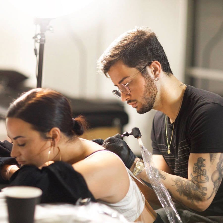 Foto de Demi Lovato em um estúdio de tatuagem