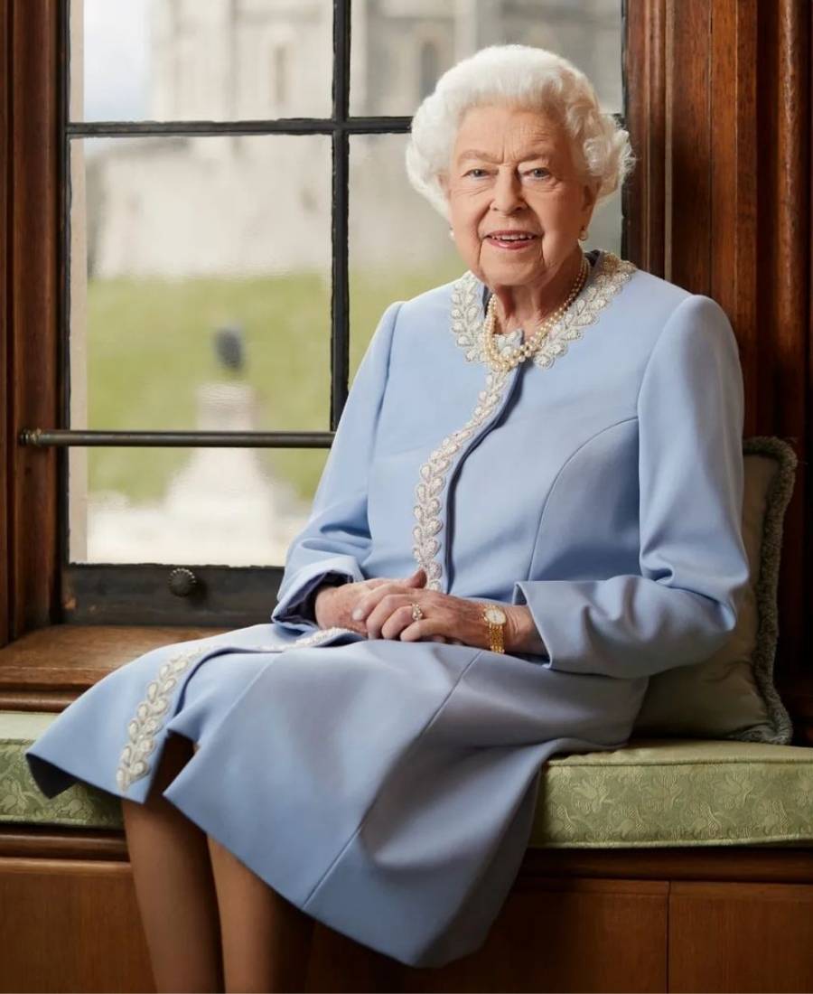 Rainha Elizabeth II em 2022, usando terninho azul claro e colar de pérolas