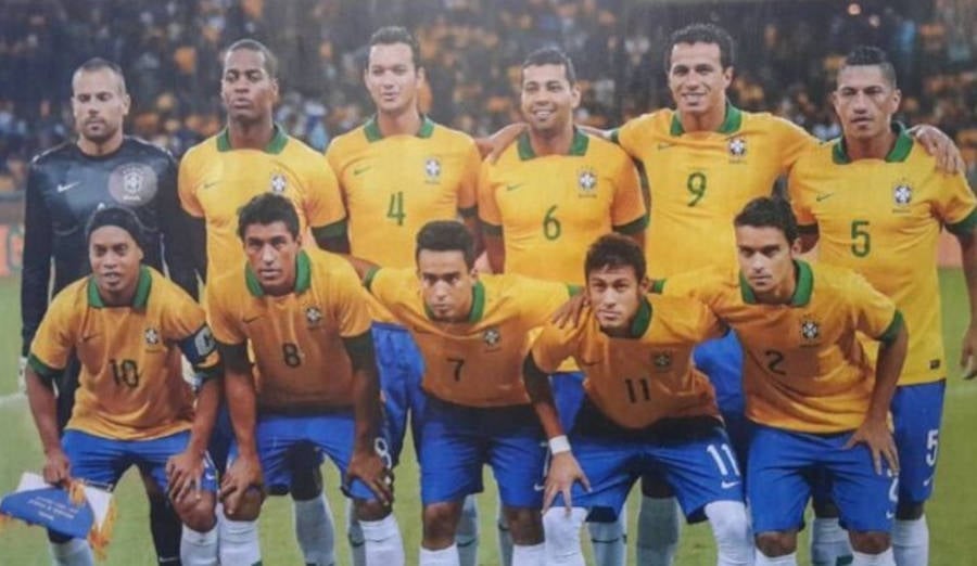 Foto de André Santos junto com Neymar e outros jogadores durante um amistoso da Seleção Brasileira, em 2009
