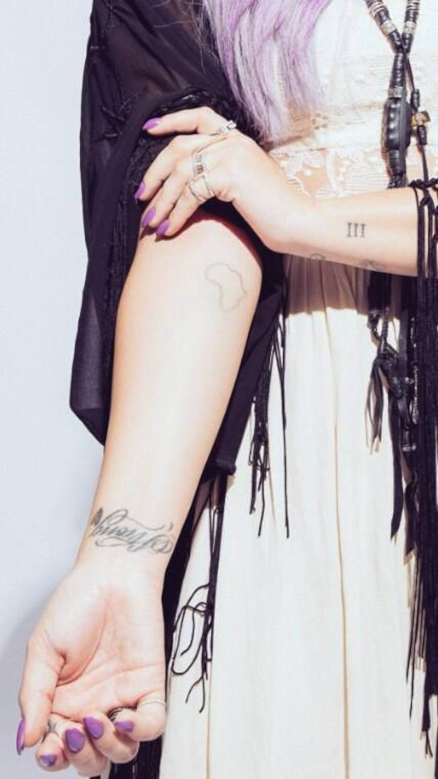 Foto da tatuagem de Demi com o continente africano
