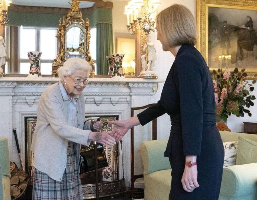 rainha Elizabeth apertando a mão de Liz Truss
