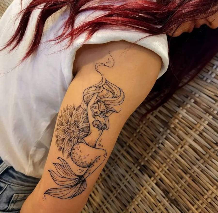Foto de tatuagem de sereia em braço de menina