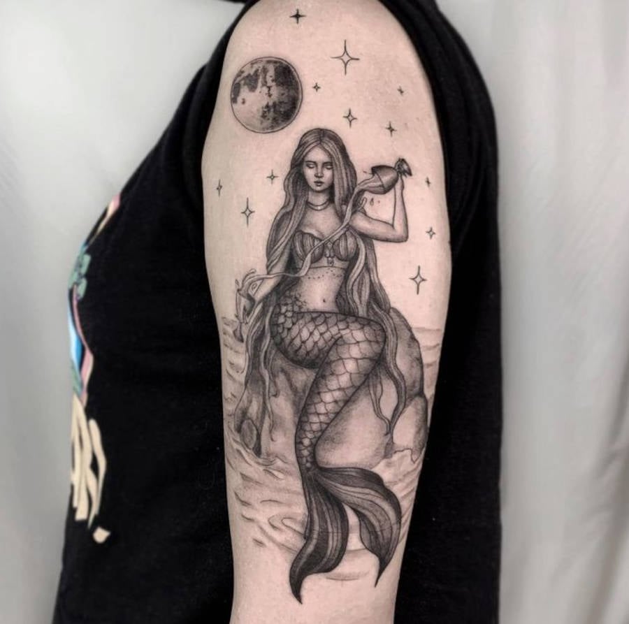 Foto de tatuagem de sereia junto com a lua