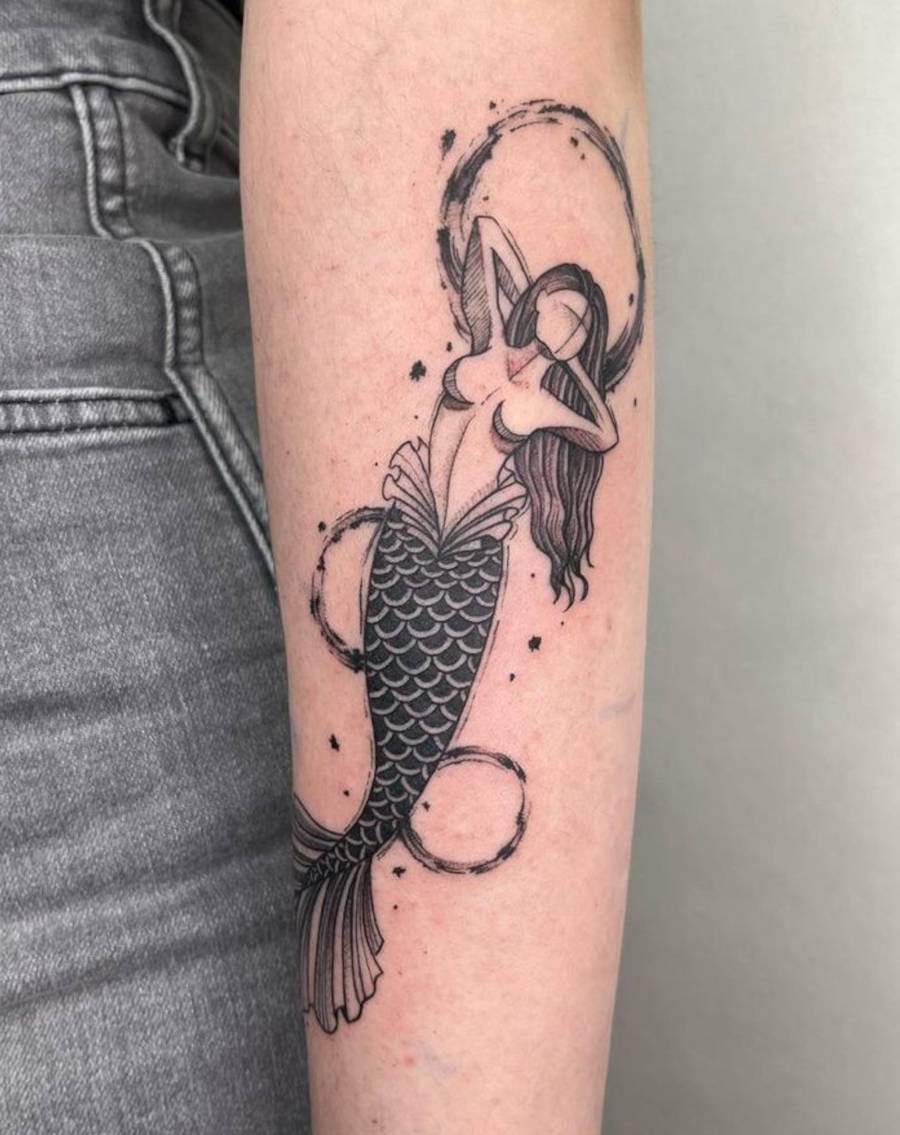 Foto de tatuagem de sereia com o contorno de sereia no braço