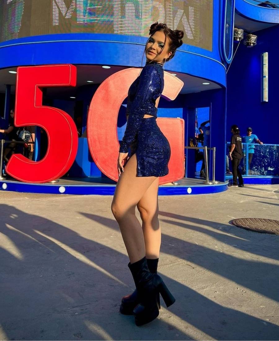 Melhores looks Rock in Rio 2022: atriz Mel Maia usando cropped e saia em azul brilhante