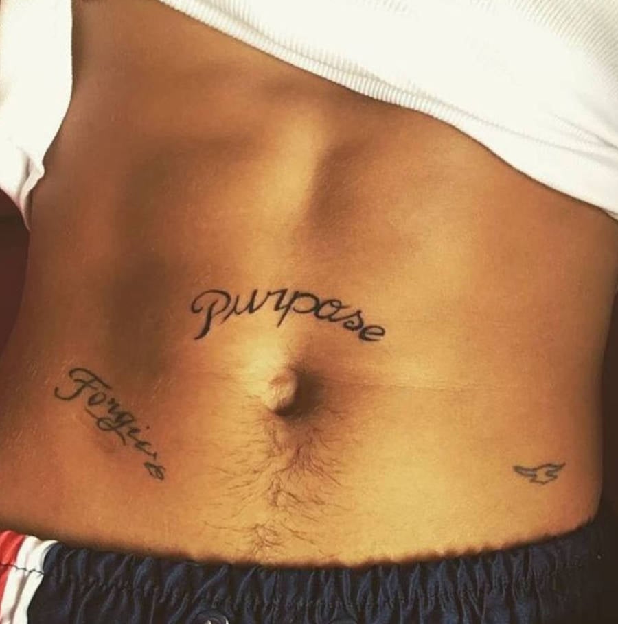Foto da barriga de Justin Bieber com foco em sua tatuagem escrito "purpose"