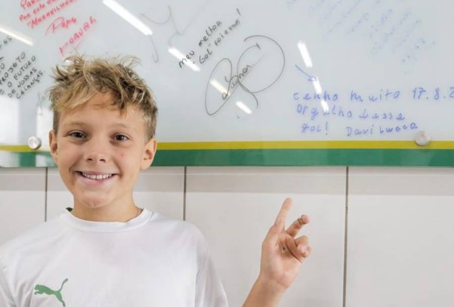 Foto de Davi Lucca, filho de Neymar e Carol Dantas, em uma visita ao Instituto Neymar