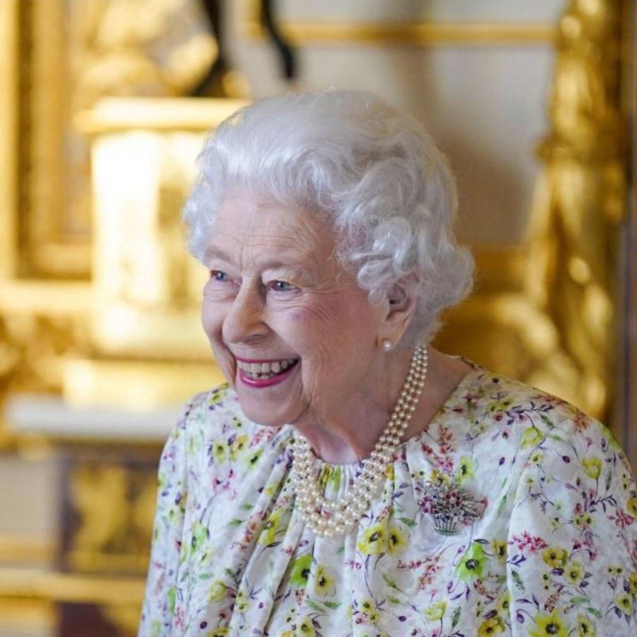 Foto da rainha elizabeth sorrindo com um vestido florido
