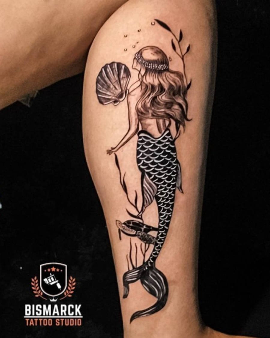 Tatuagem de sereia junto com concha e tartaruga