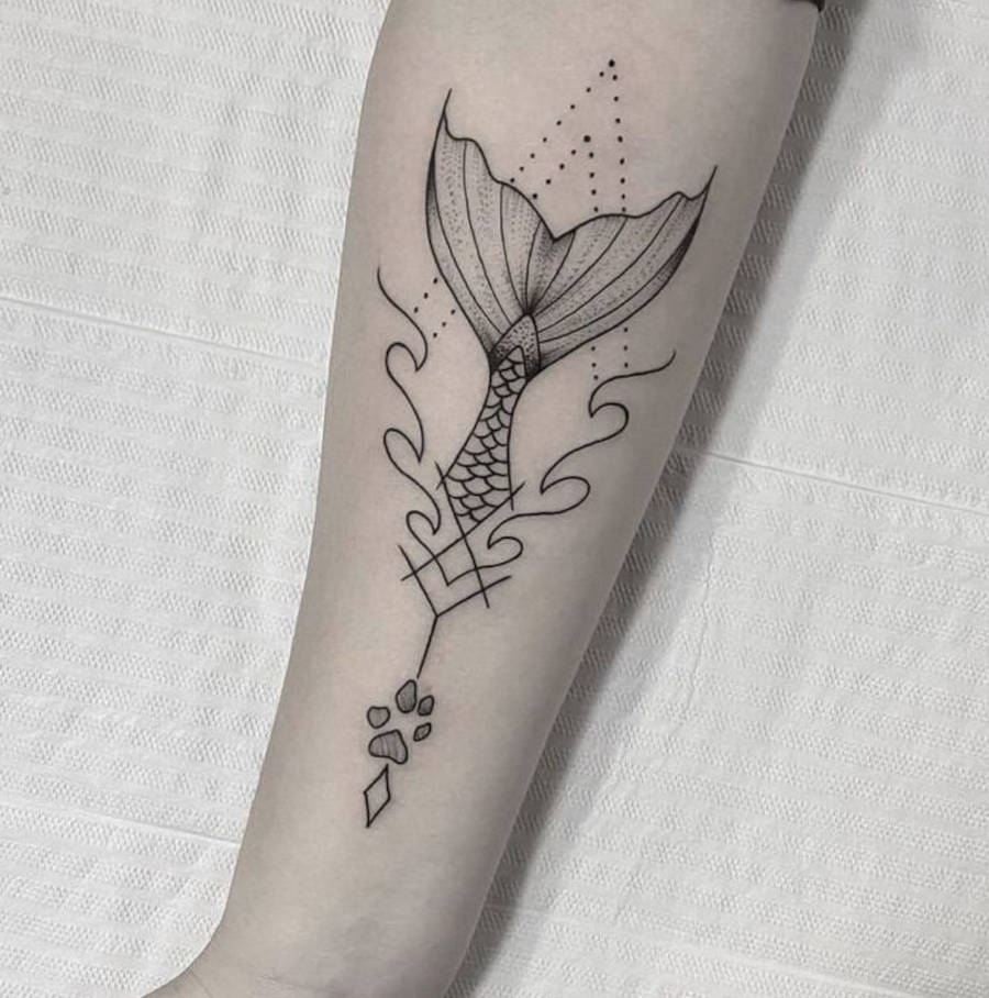 Foto de tatuagem de calda de sereia no antebraço