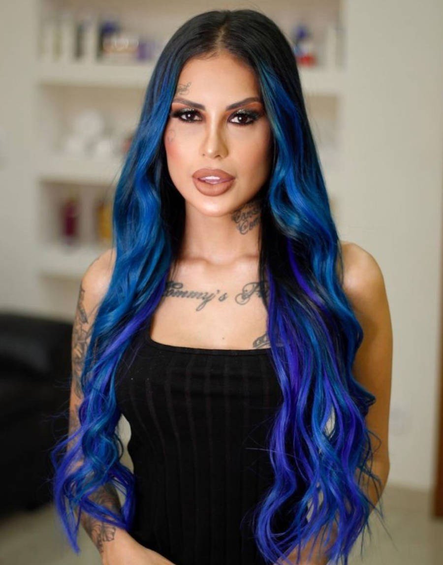 Foto de Tati Zaqui com o cabelo azul escuro e blusa preta