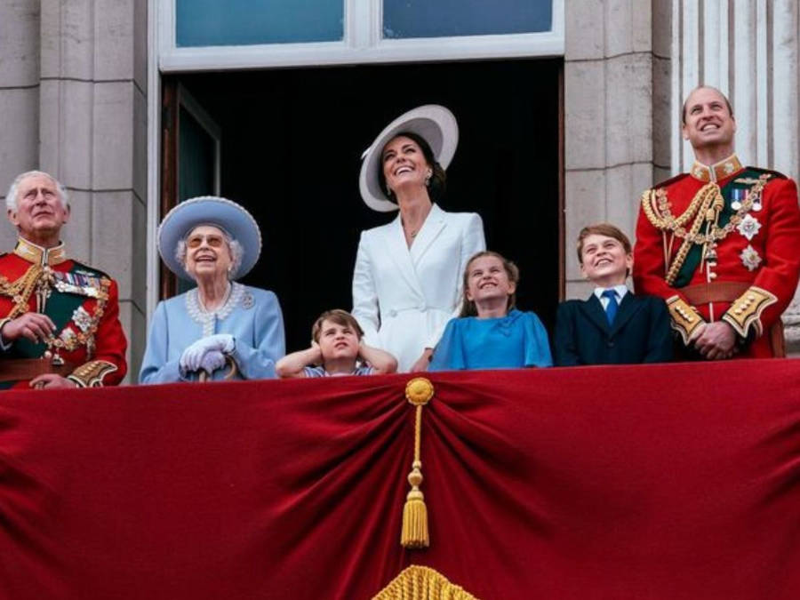 Foto da Família real na sacada durante o Platinum Jubileum da Rainha Elizabeth II