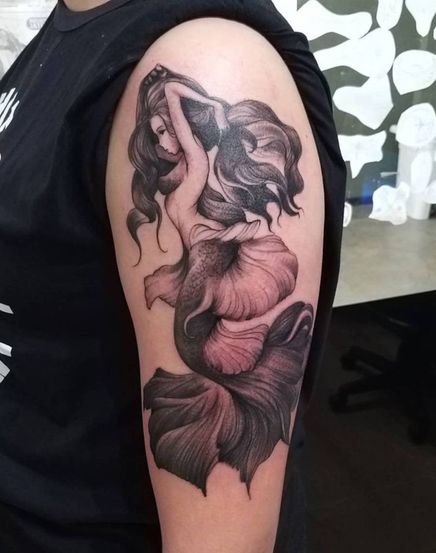 Tatuagem de sereia no braço chamativa