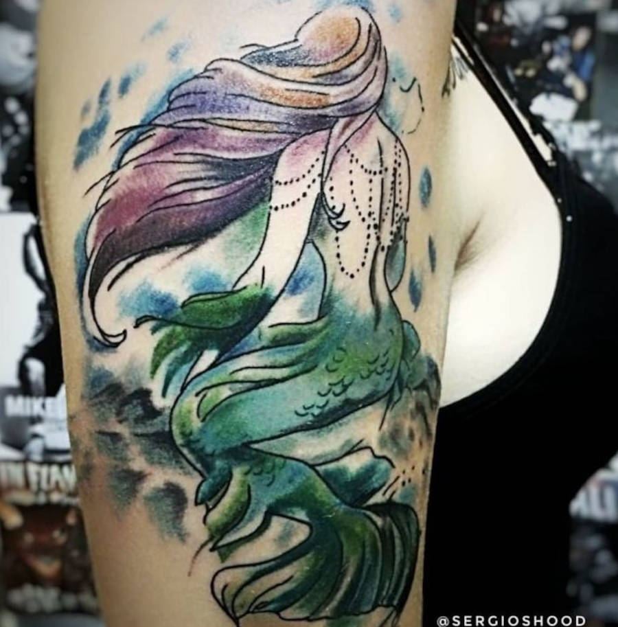 Tatuagem de sereia colorida e chamativa no braço