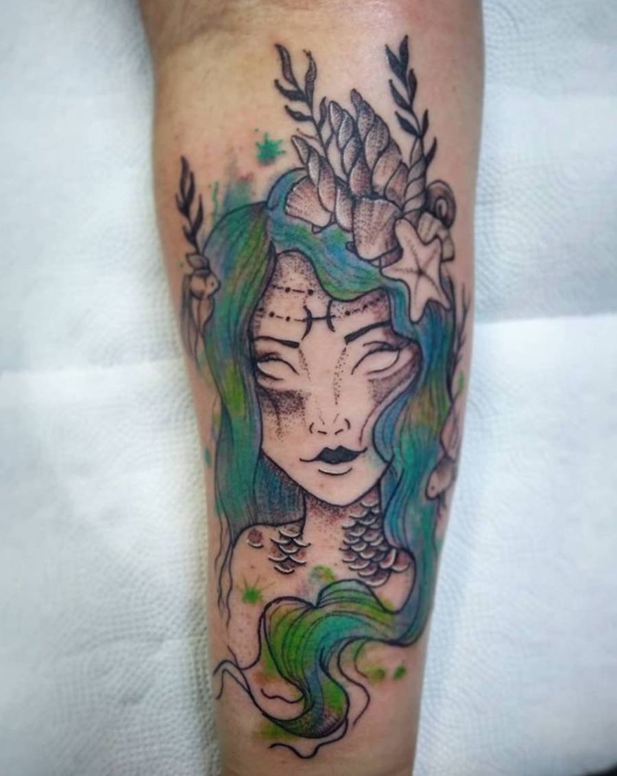 Tatuagem de sereia colorida em braço de homem