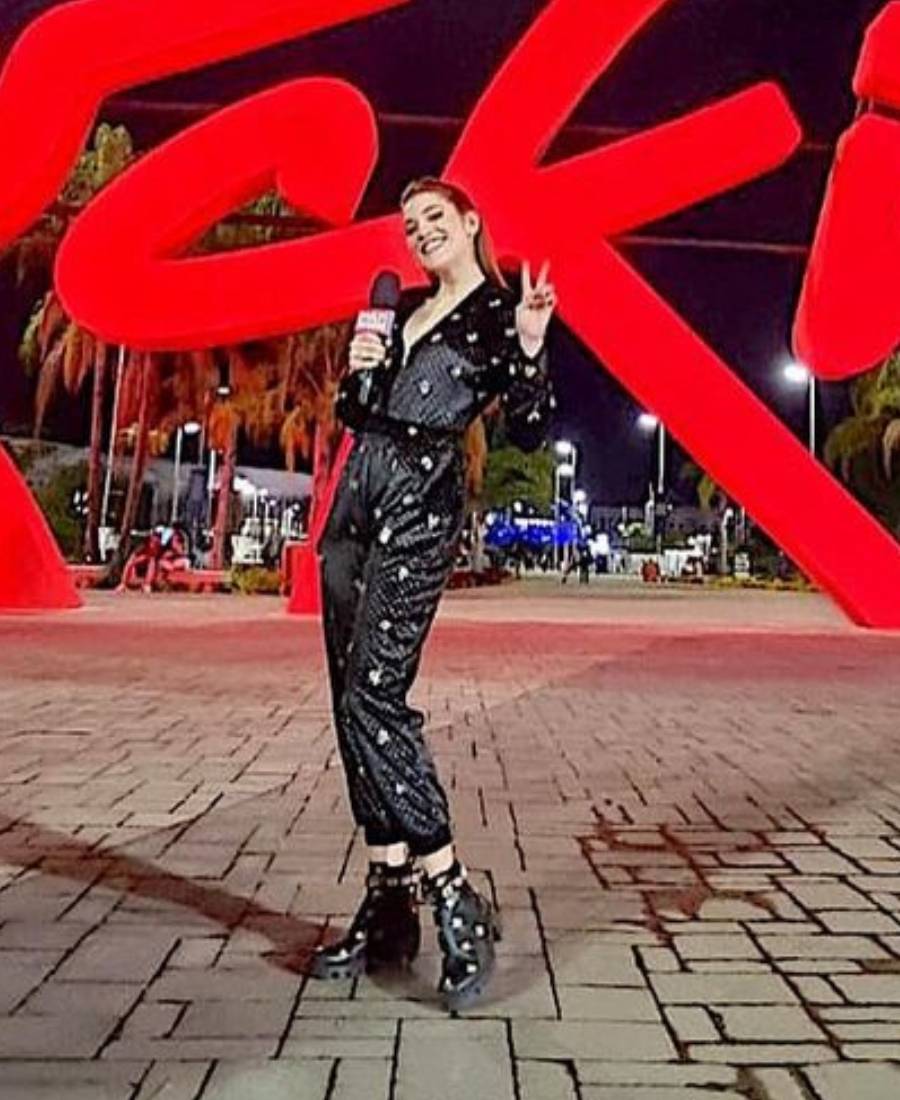 Ana Clara usando macacão de veludo preto no Rock in Rio 2022