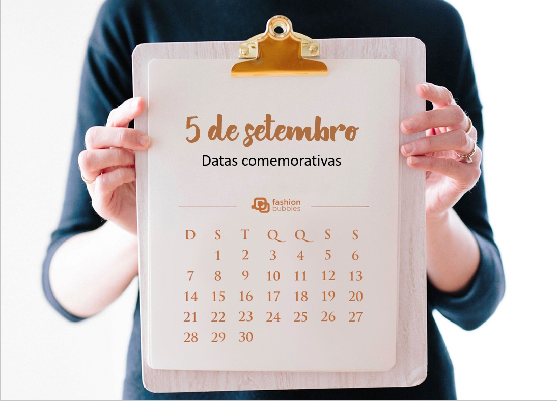 Foto de pessoa segurando calendário com a data 5 de setembro.