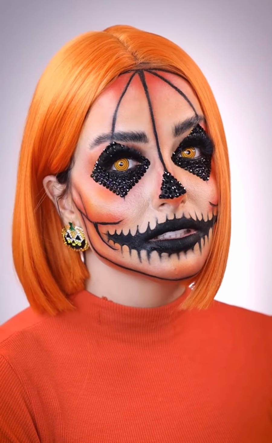 Maquiagem de abóbora feita por Jéssica Cardoso com brilhos e sombra laranja