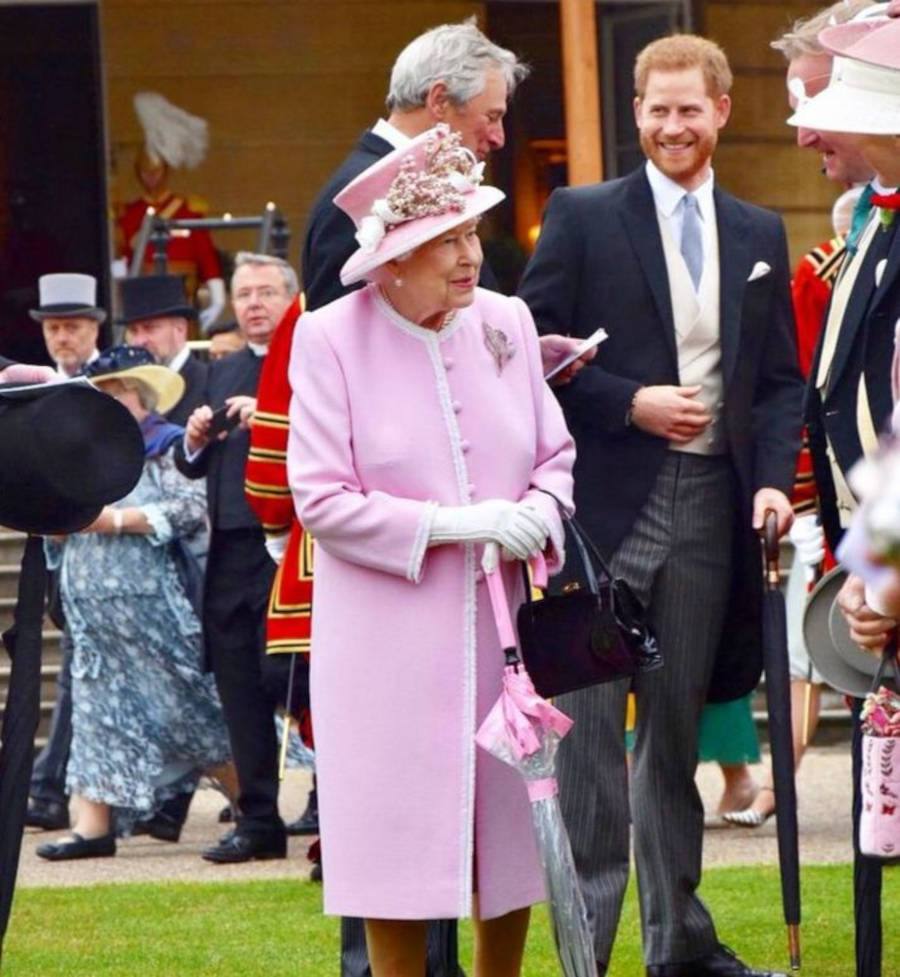 Foto da Rainha Elizabeth II com seu neto Harry