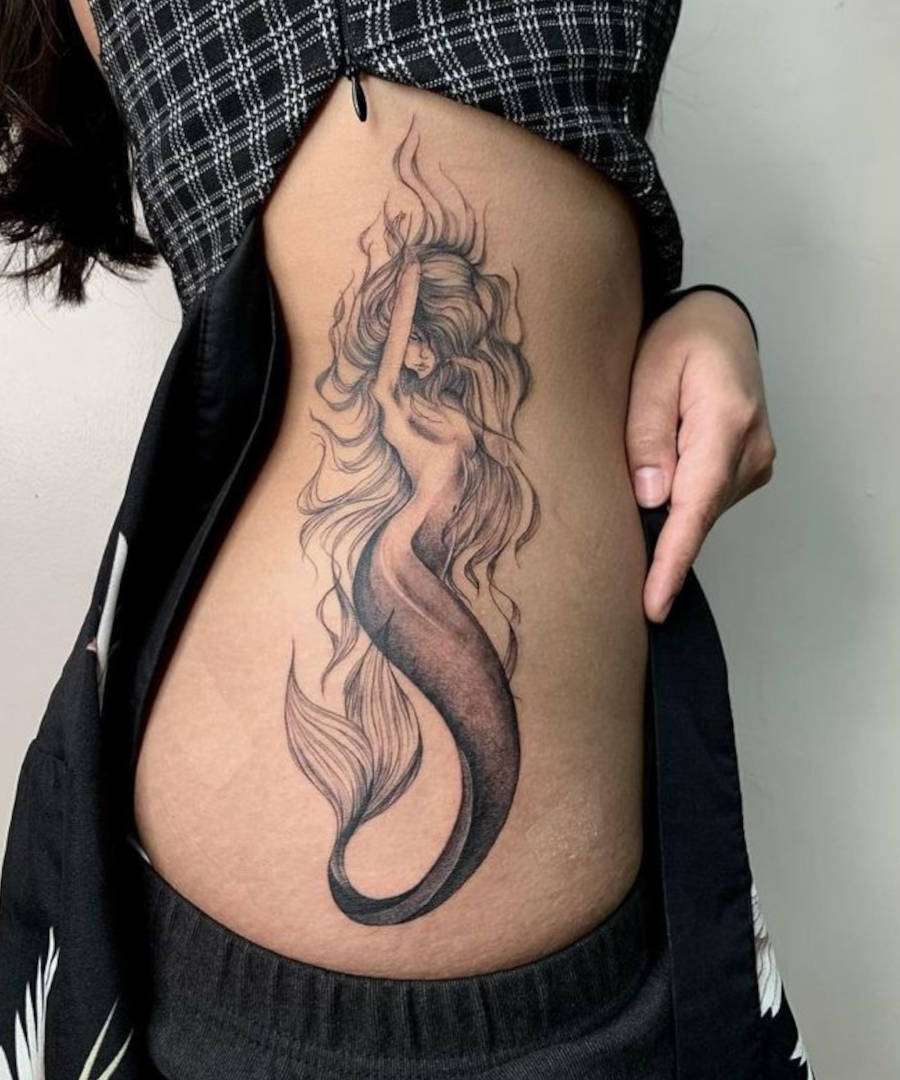 Tatuagem de sereia grande na costela